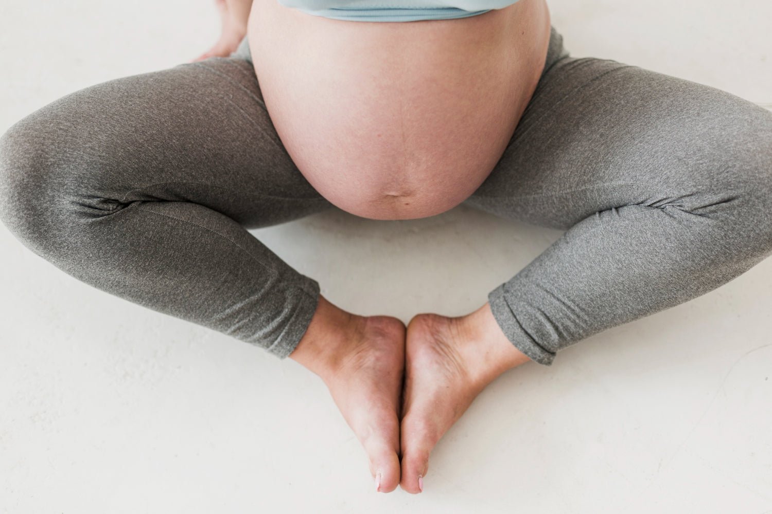 Zwangere mevrouw in zit positie