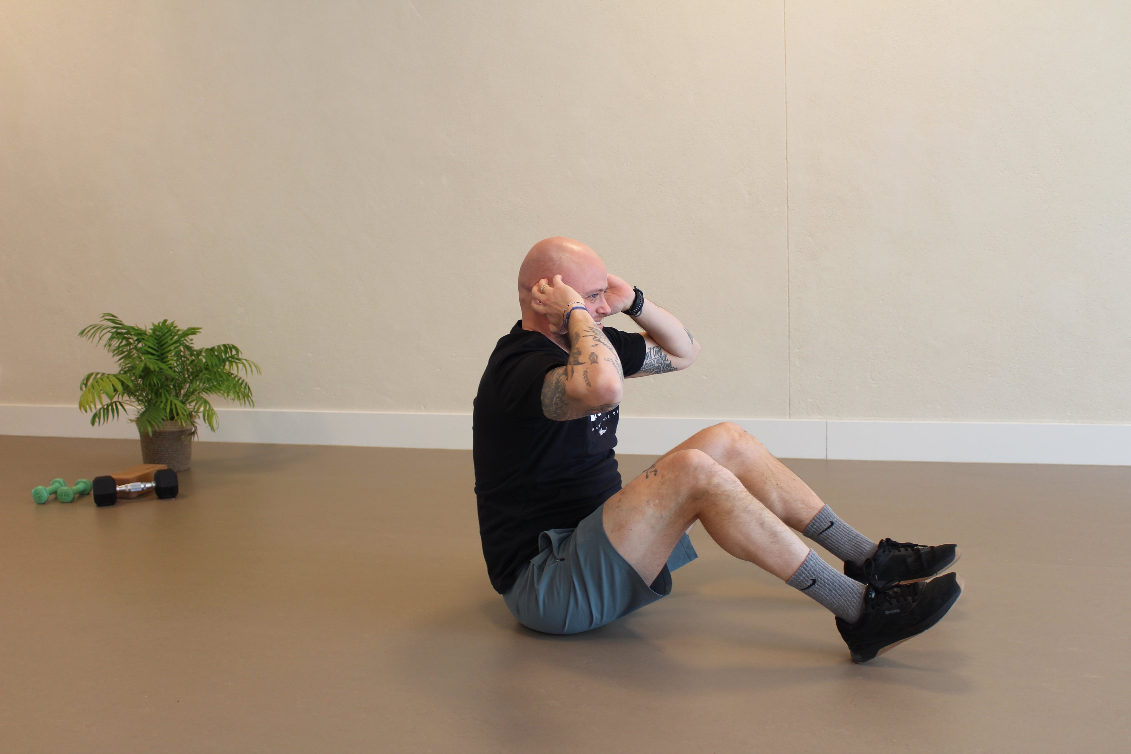 Een sit up beweging van Chase zoals in het Papa Motion e-Book
