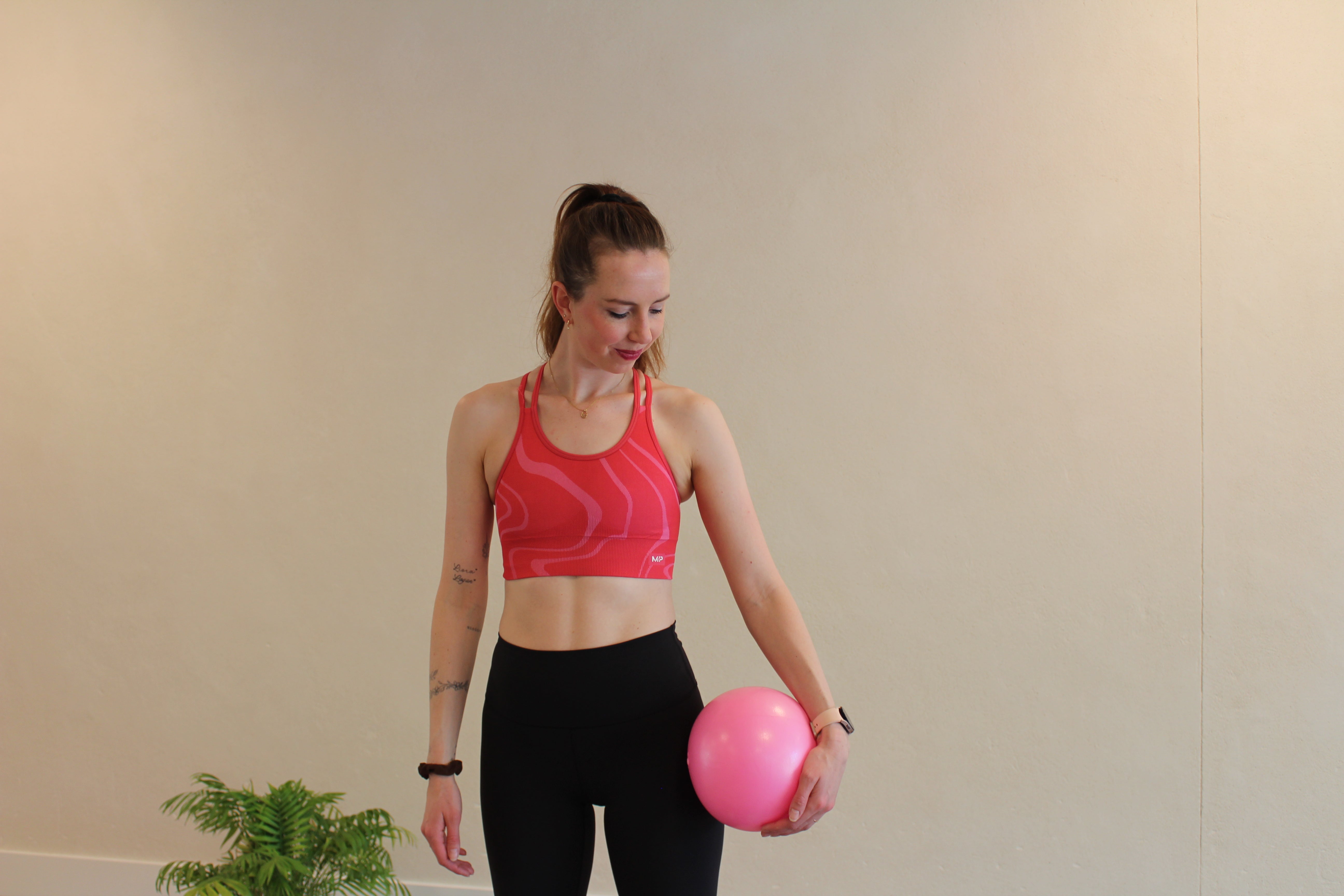 Lisette Zwart van Mama Motion met yoga bal